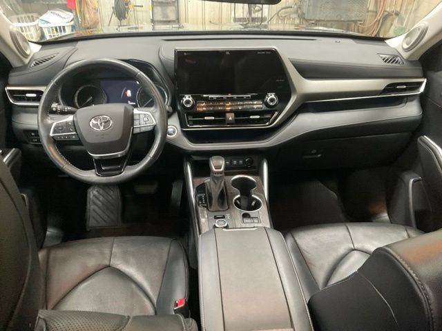 Used 2021 Toyota Highlander Limited AWD/4WD image 10