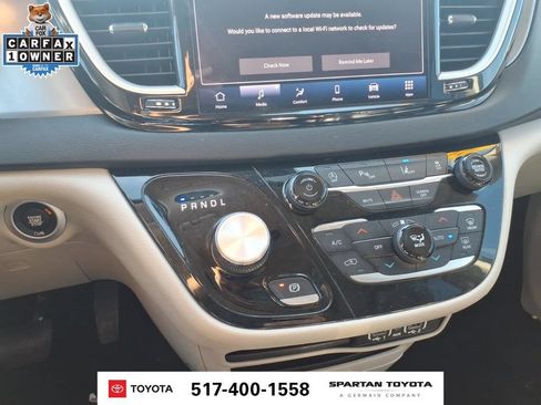 Used 2023 Chrysler Pacifica Touring-L FWD image 19