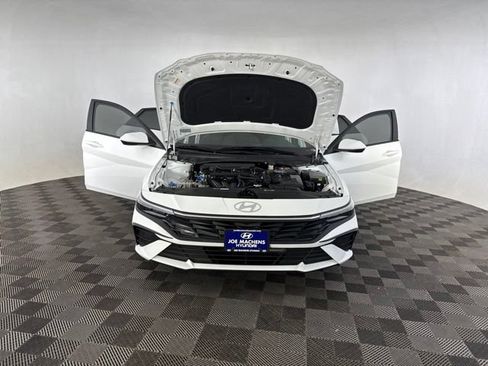 Used 2026 Hyundai Elantra SE FWD image 14