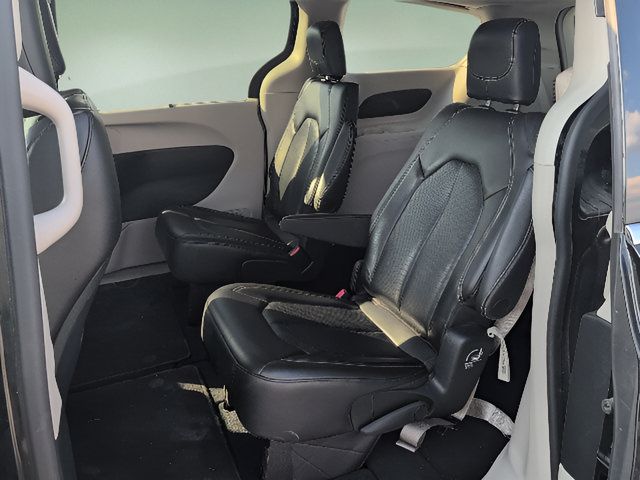 Used 2023 Chrysler Pacifica Touring-L FWD image 11