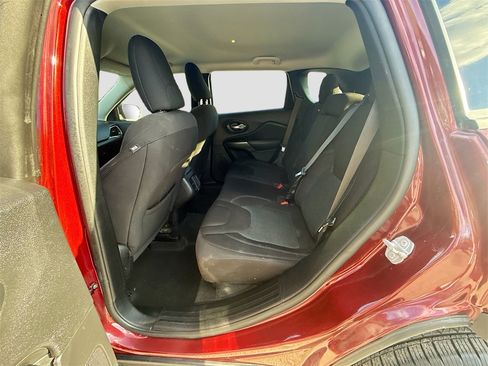 Used 2021 Jeep Cherokee Latitude w/ Mopar Interior Package image 22