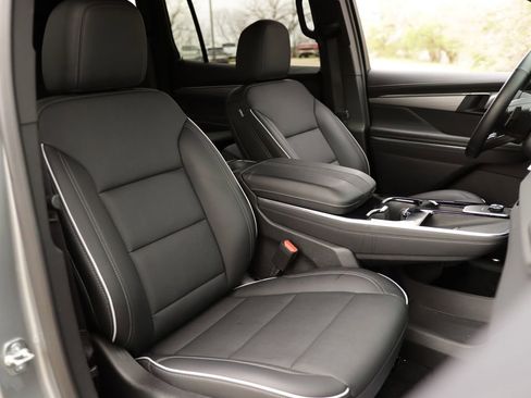 Used 2025 Buick Enclave Preferred FWD image 35