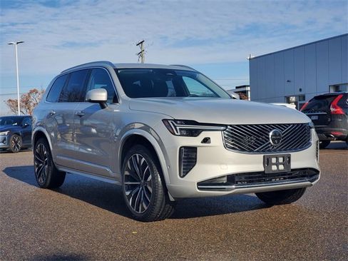 Used 2025 Volvo XC90 B5 Plus image 3