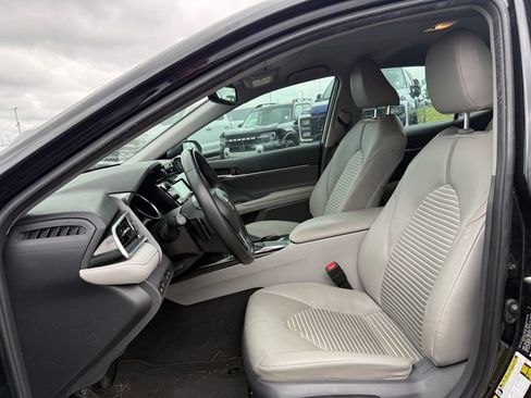 Used 2018 Toyota Camry SE w/ Convenience Package FWD image 5