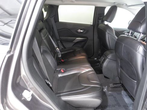 Used 2019 Jeep Cherokee Latitude Plus FWD image 11
