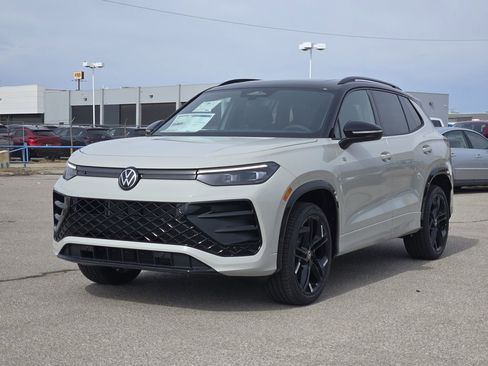New 2026 Volkswagen Tiguan SE R-Line image 2