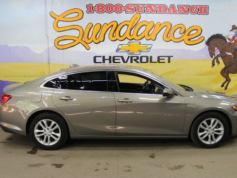 Used 2018 Chevrolet Malibu LT FWD image 1