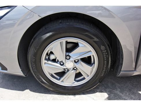 Certified 2025 Hyundai Elantra SE FWD image 31