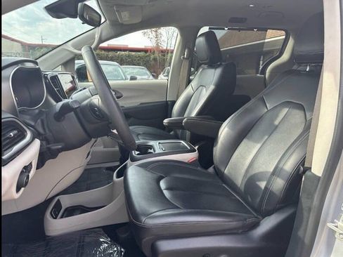 Used 2024 Chrysler Pacifica Touring-L image 10