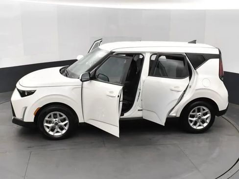 Used 2025 Kia Soul LX w/ LX Technology Package FWD image 7