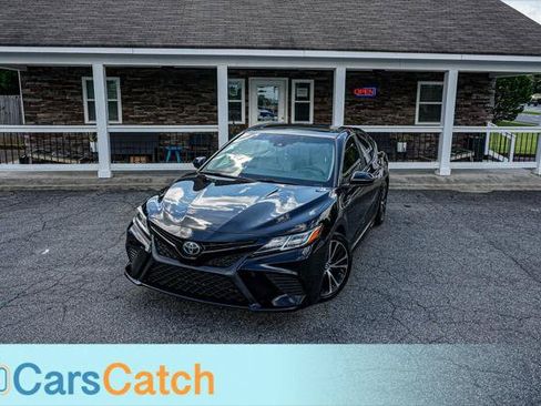 Used 2018 Toyota Camry SE w/ Moonroof Package FWD image 2