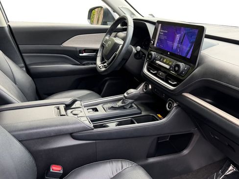 Used 2024 Toyota Grand Highlander AWD image 6