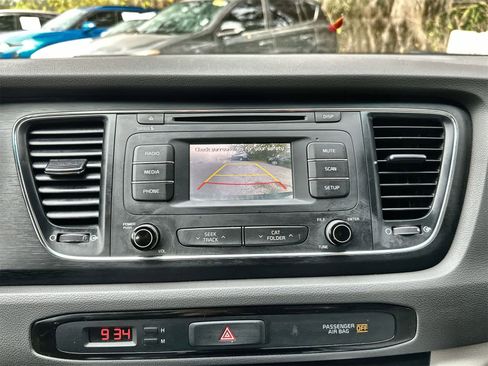 Used 2016 Kia Sedona LX image 21