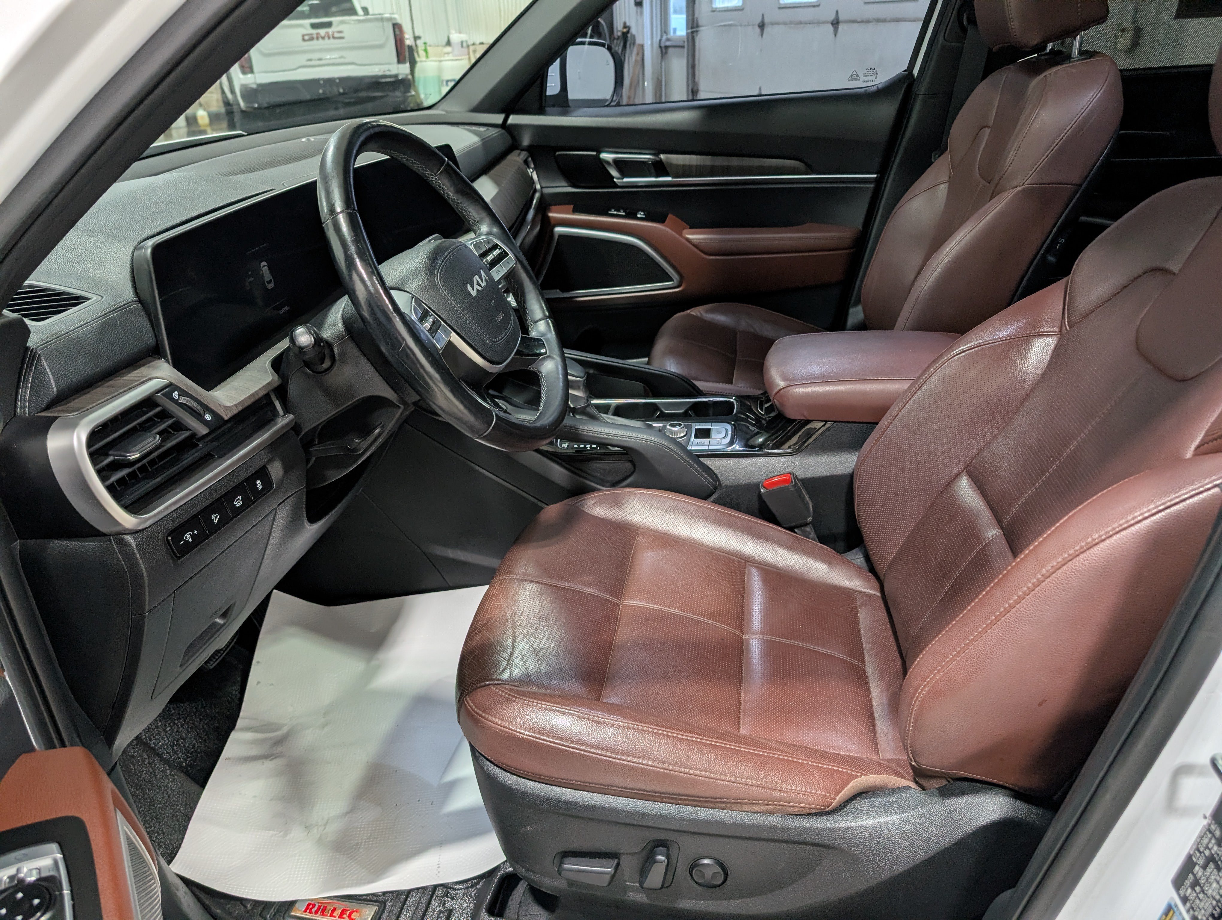 Used 2024 Kia Telluride EX w/ EX Captain's Chair Package AWD/4WD image 11