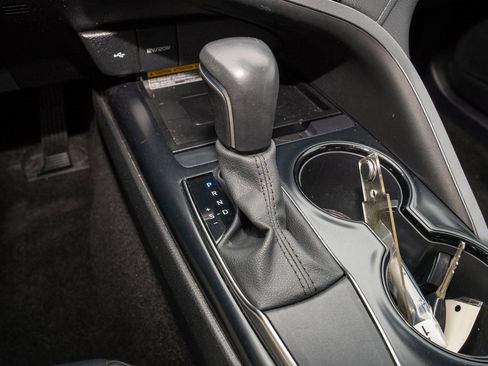 Used 2020 Toyota Camry SE image 9