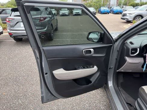 Used 2022 Hyundai Venue SEL image 18