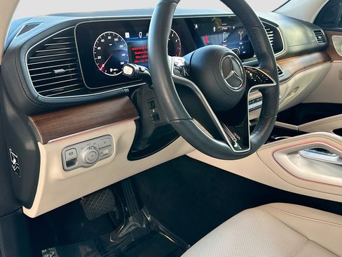Used 2025 Mercedes-Benz GLS 450 4MATIC image 9