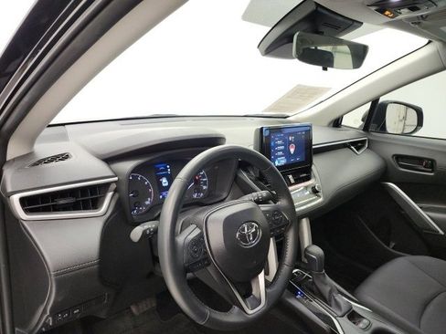 Used 2025 Toyota Corolla Cross LE image 21