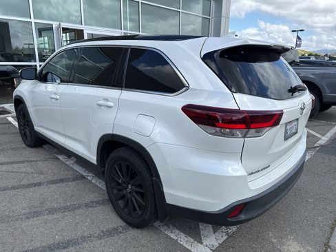 Used 2019 Toyota Highlander SE AWD/4WD image 3
