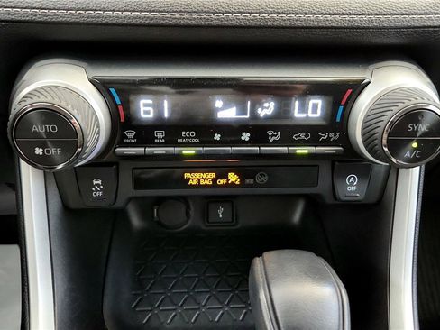 Used 2022 Toyota RAV4 XLE AWD/4WD image 30