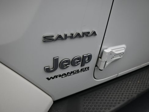Used 2019 Jeep Wrangler Unlimited Sahara image 11