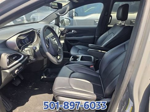 Used 2025 Chrysler Pacifica Select FWD image 8