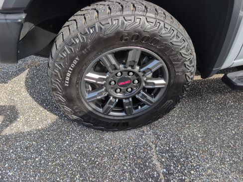 Used 2024 GMC Sierra 1500 AT4X AWD/4WD image 4
