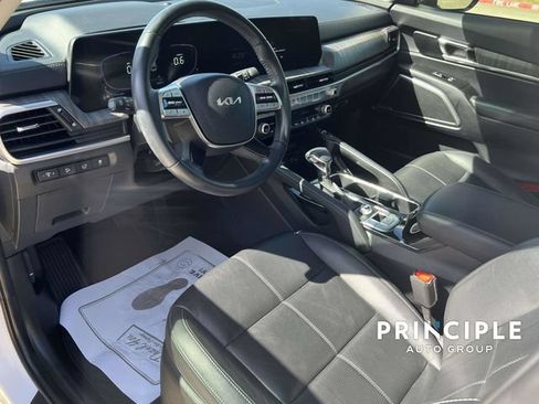 Used 2024 Kia Telluride EX w/ EX Captain's Chair Package FWD image 15