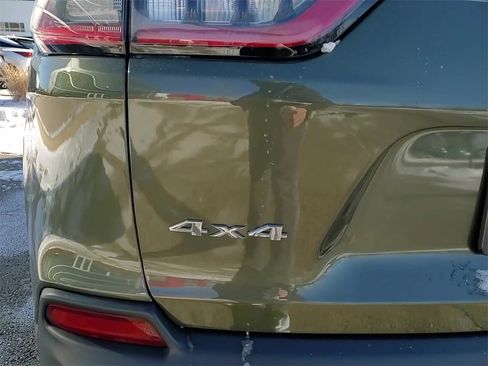 Used 2020 Jeep Cherokee Latitude Plus w/ Cold Weather Group image 10