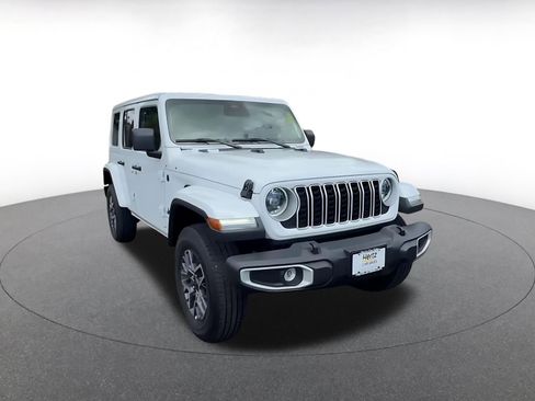 Used 2025 Jeep Wrangler Unlimited Sahara AWD/4WD image 3