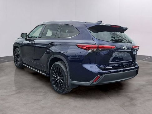 Used 2022 Toyota Highlander XLE AWD/4WD image 6