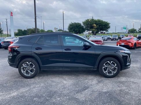 Used 2025 Chevrolet Trax LT FWD image 3