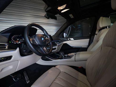 Used 2022 BMW X7 xDrive40i w/ M Sport Package AWD/4WD image 4