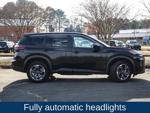 Used 2024 Nissan Rogue SV image 9