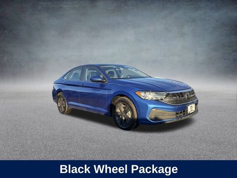 Used 2023 Volkswagen Jetta SE w/ Panoramic Sunroof Package image 9