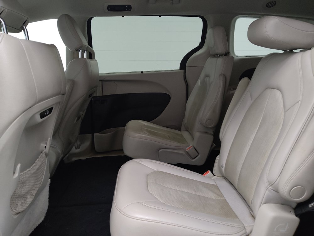 Used 2021 Chrysler Pacifica Touring-L FWD image 18