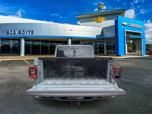 Used 2025 Jeep Gladiator Mojave w/ Convenience Group AWD/4WD image 5
