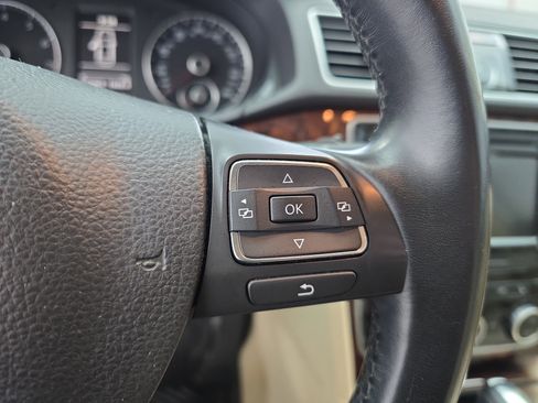 Used 2013 Volkswagen Passat 2.5 SEL Premium image 17