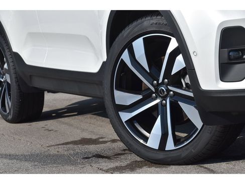 Certified 2025 Volvo XC40 B5 Plus w/ Protection Package Premier image 10