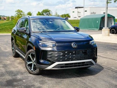 Used 2025 Volkswagen Tiguan SE w/ Panoramic Sunroof Package image 2