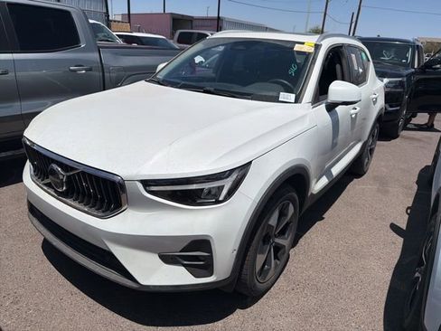 Used 2025 Volvo XC40 B5 Plus AWD/4WD image 5