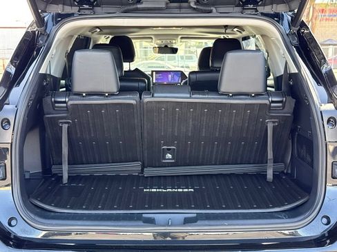 Used 2023 Toyota Highlander XLE AWD/4WD image 16