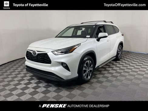 Certified 2025 Toyota Highlander XLE image 1