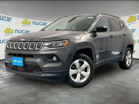 Used 2022 Jeep Compass Latitude w/ Mopar Graphics Package AWD/4WD image 3