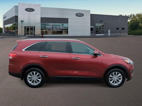 Used 2017 Kia Sorento LX w/ LX Convenience Package image 12