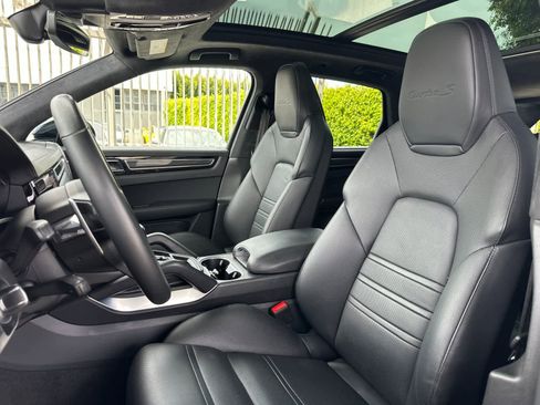 Certified 2022 Porsche Cayenne Turbo S AWD/4WD image 5