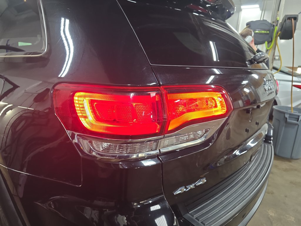 Used 2020 Jeep Grand Cherokee Laredo AWD/4WD image 32