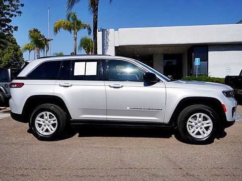 Used 2023 Jeep Grand Cherokee Laredo RWD image 7