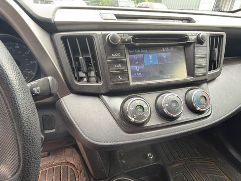 Used 2018 Toyota RAV4 LE FWD image 30