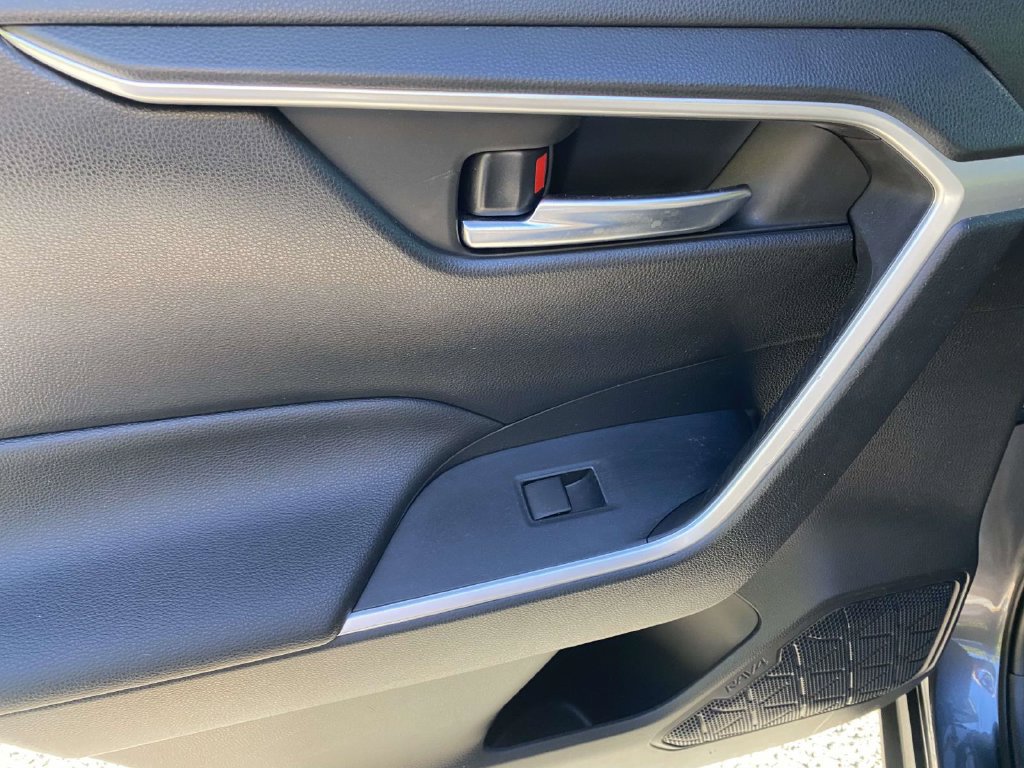 Used 2019 Toyota RAV4 XLE FWD image 12
